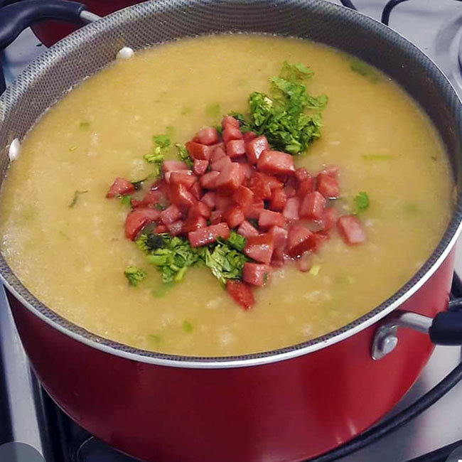 Caldo de aipim com calabresa e bacon uma delícia