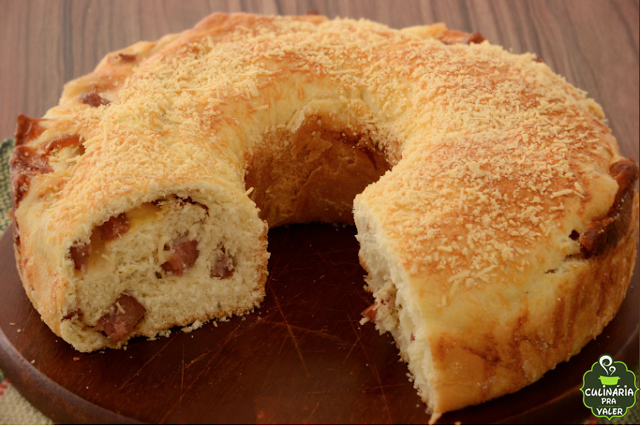 Rosca de calabresa com queijo