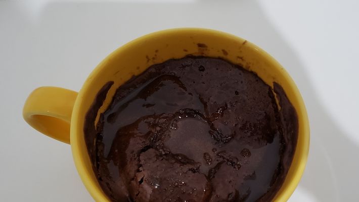 Bolo de caneca de chocolate sem ovo e sem fermento com calda