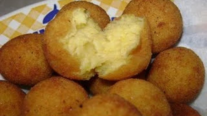 Receita de bolinho de milho recheado com queijo parmesão