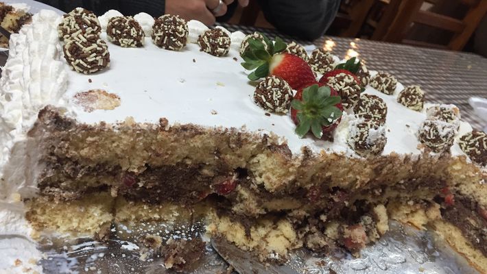 Receita de bolo de aniversário - mousse de chocolate c/ morangos