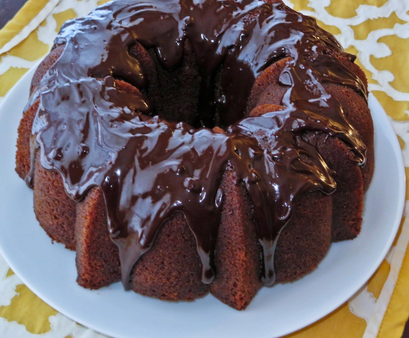 Receita de bolo de chocolate de microondas com calda de falso brigadeiro