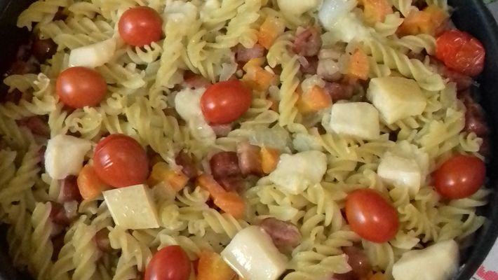 Receita de macarrão alho e óleo ao forno com linguiça e queijo