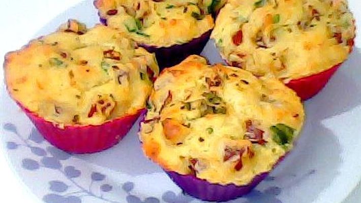 Receita de muffins de linguiça, queijo e azeitonas pretas