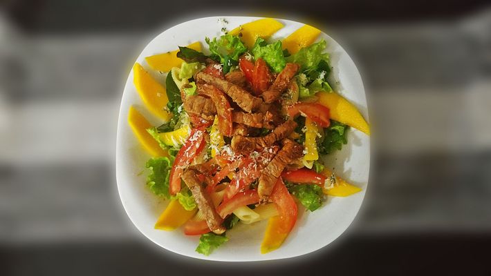 Receita de salada com penne, manga e filé de lombo