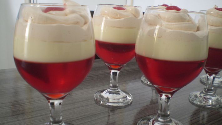 Receita de taças de gelatina com creme e chantily