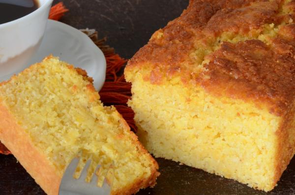 Bolo de fubá com leite de coco