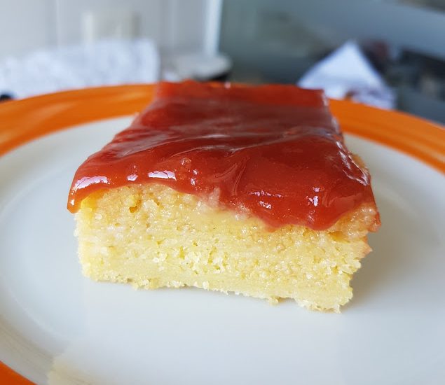 Bolo de fubá cremoso com goiabada