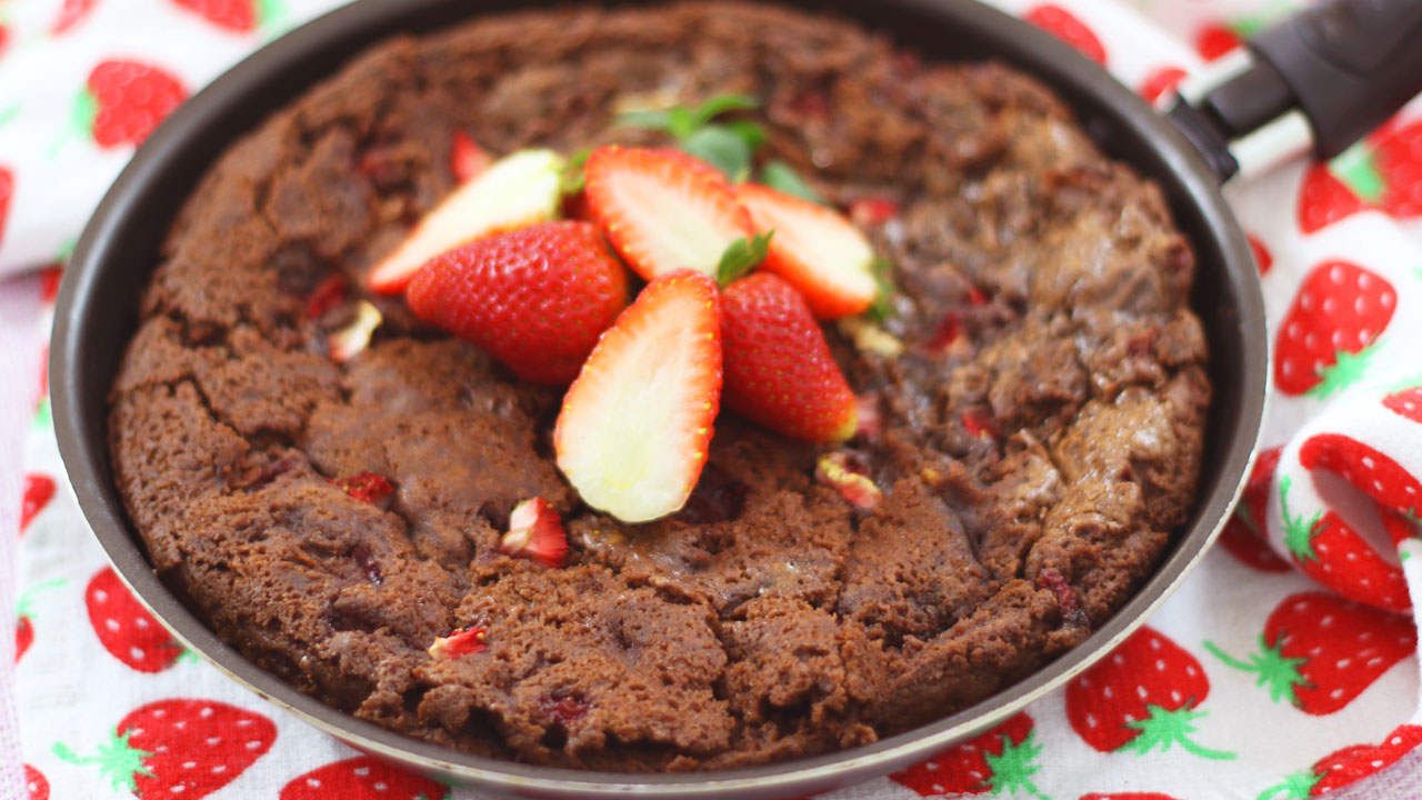 Brownie de chocolate e morangos na frigideira