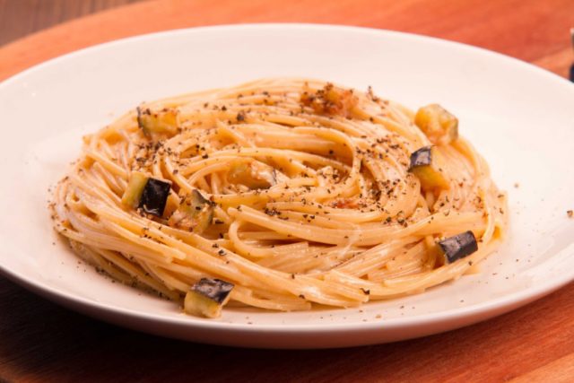 Espaguete integral alla carbonara de berinjelas