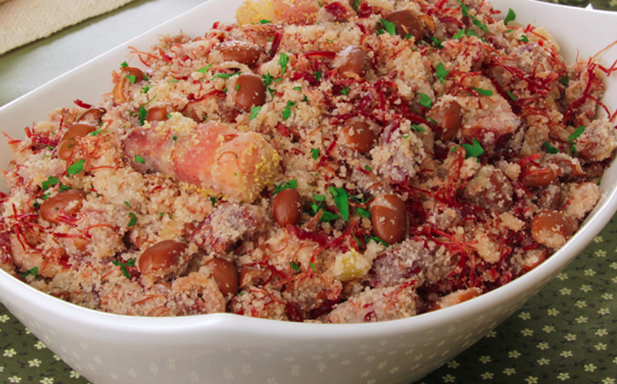 Farofa de carne seca com bacon e feijão