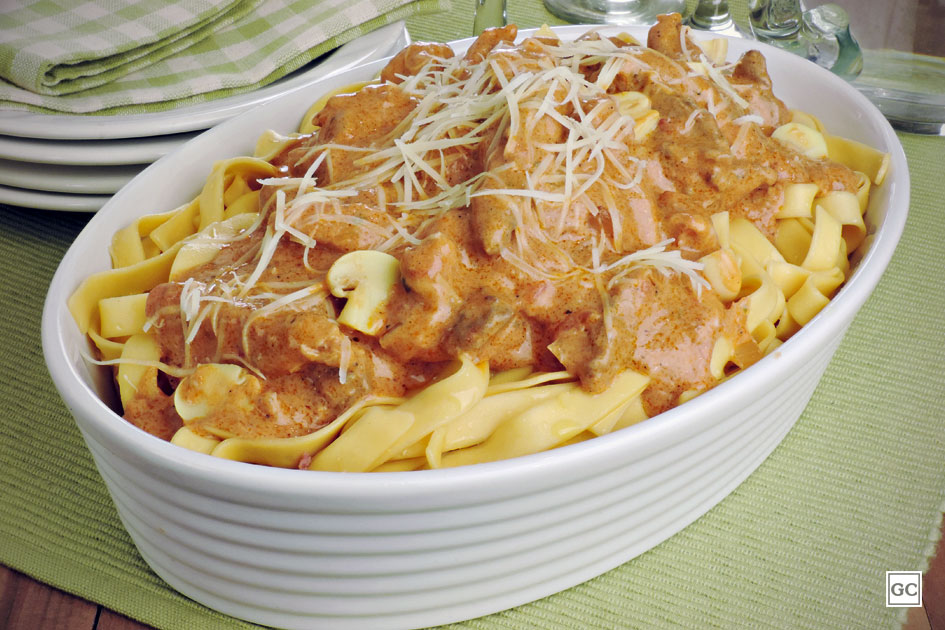 Macarrão com estrogonofe de frango rápido e fácil