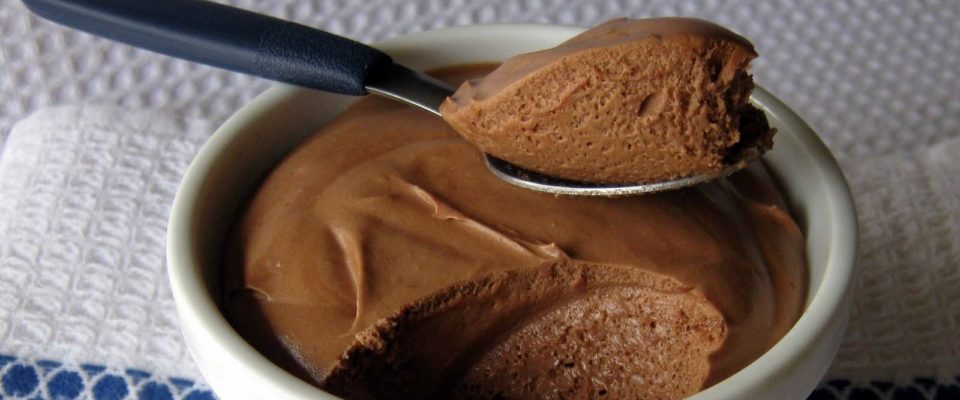 Mousse de chocolate hiperfácil e mega gostoso