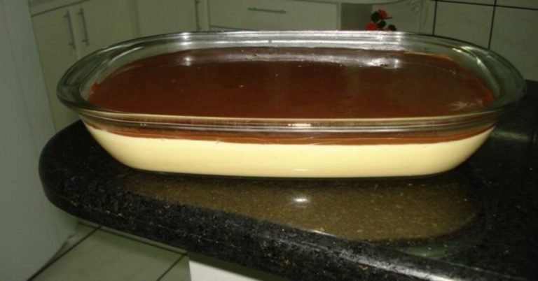 Mousse de maracujá com cobertura de chocolate