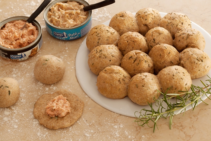 Pão integral recheado de patês de salmão