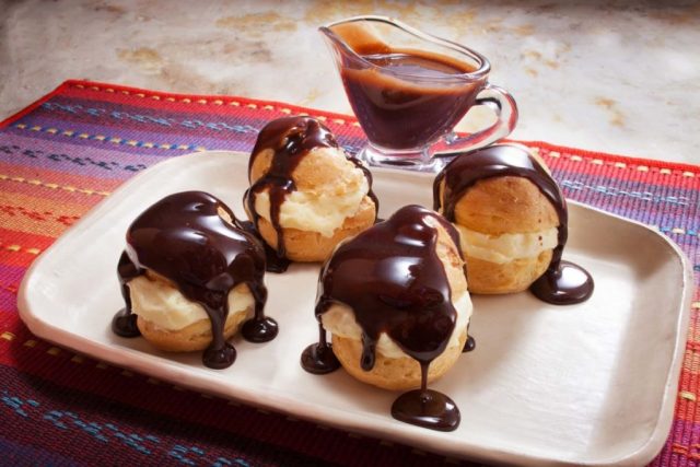 Profiteroles com sorvete de creme e calda de chocolate