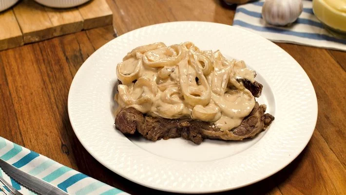 Receita de bife acebolado com molho de maionese