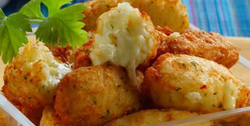 Receita de bolinho de arroz recheado com queijo