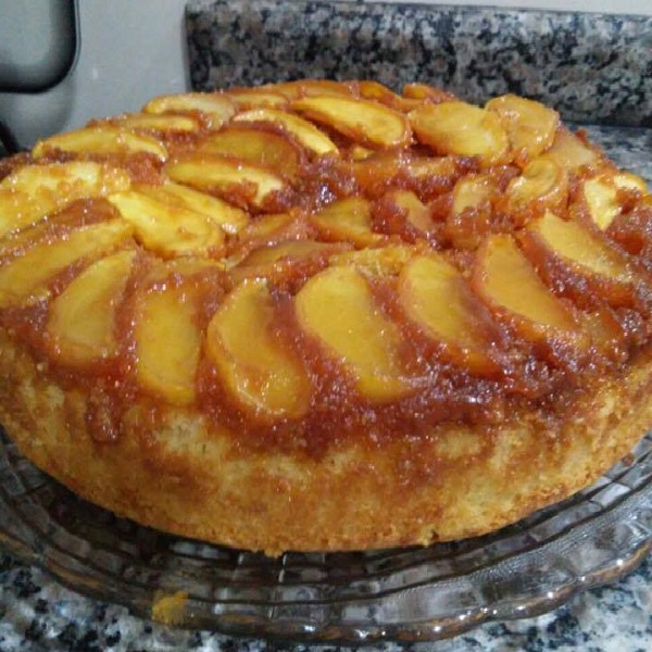 Bolo de maçã caramelizado