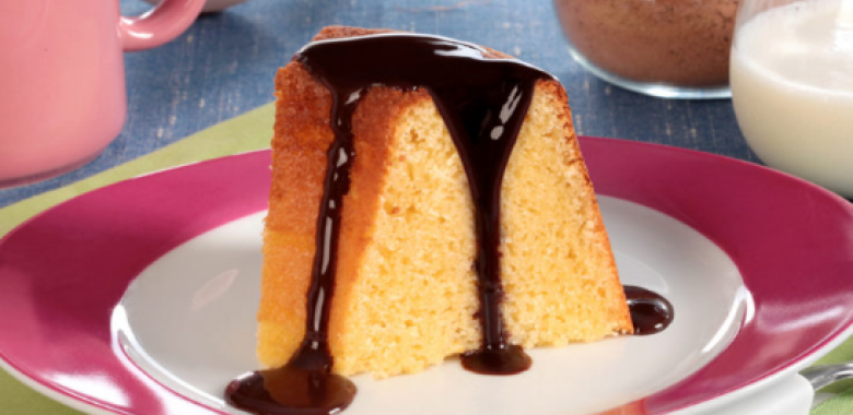 Receita de bolo de milho de liquidificador com calda de chocolate