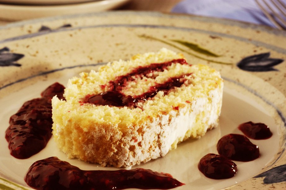 Receita de rocambole doce com frutas vermelhas