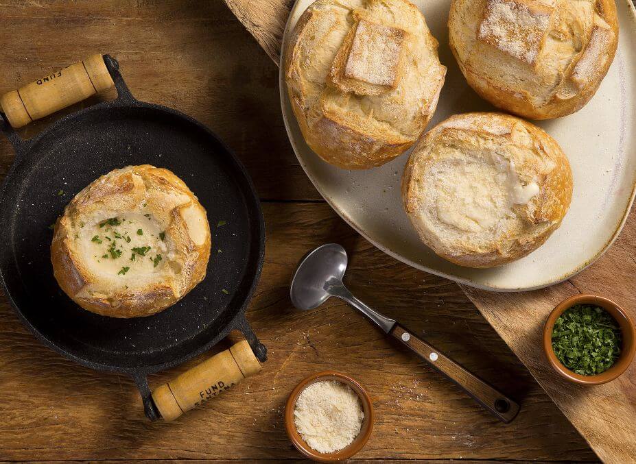 Sopa de queijo no pão italiano