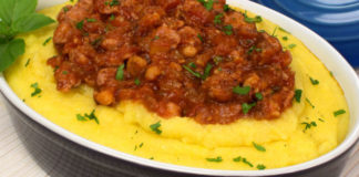  polenta com molho de linguiça