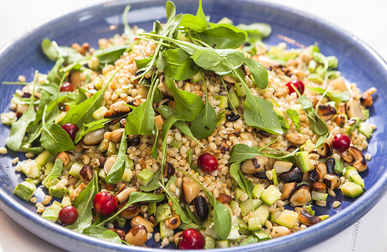  salada de grão com castanhas folhas e frutas