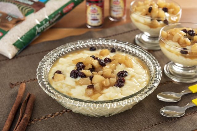 Arroz doce com calda de abacaxi cremoso