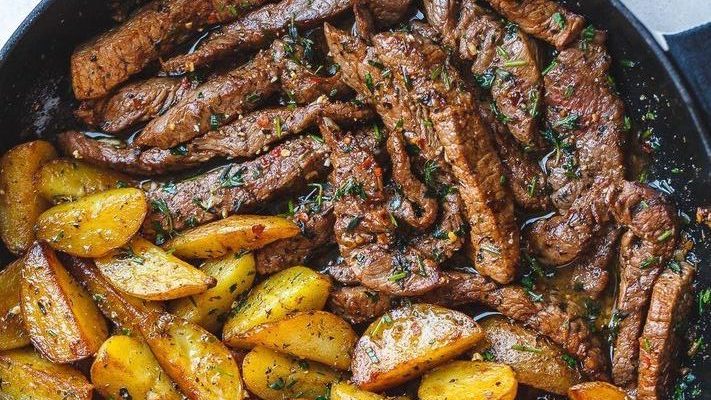 Bife de frigideira na manteiga de alho com batatas simples