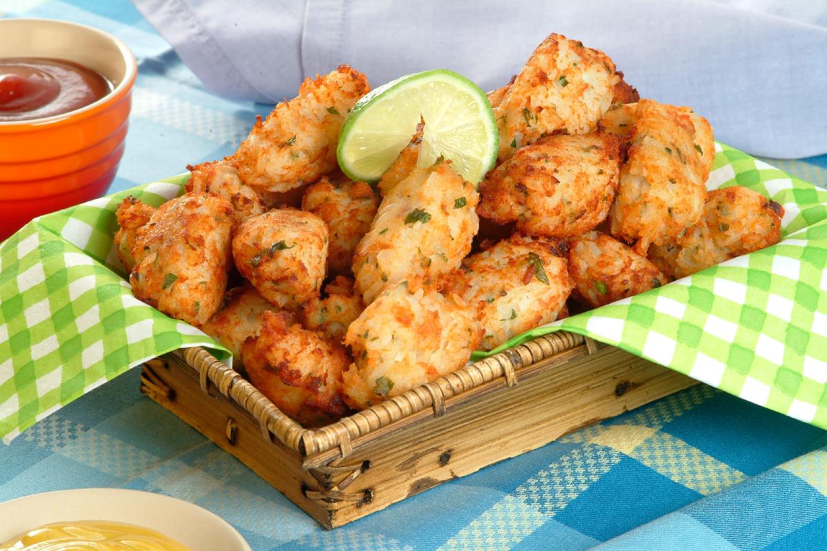 Bolinho de arroz com pernil desfiado