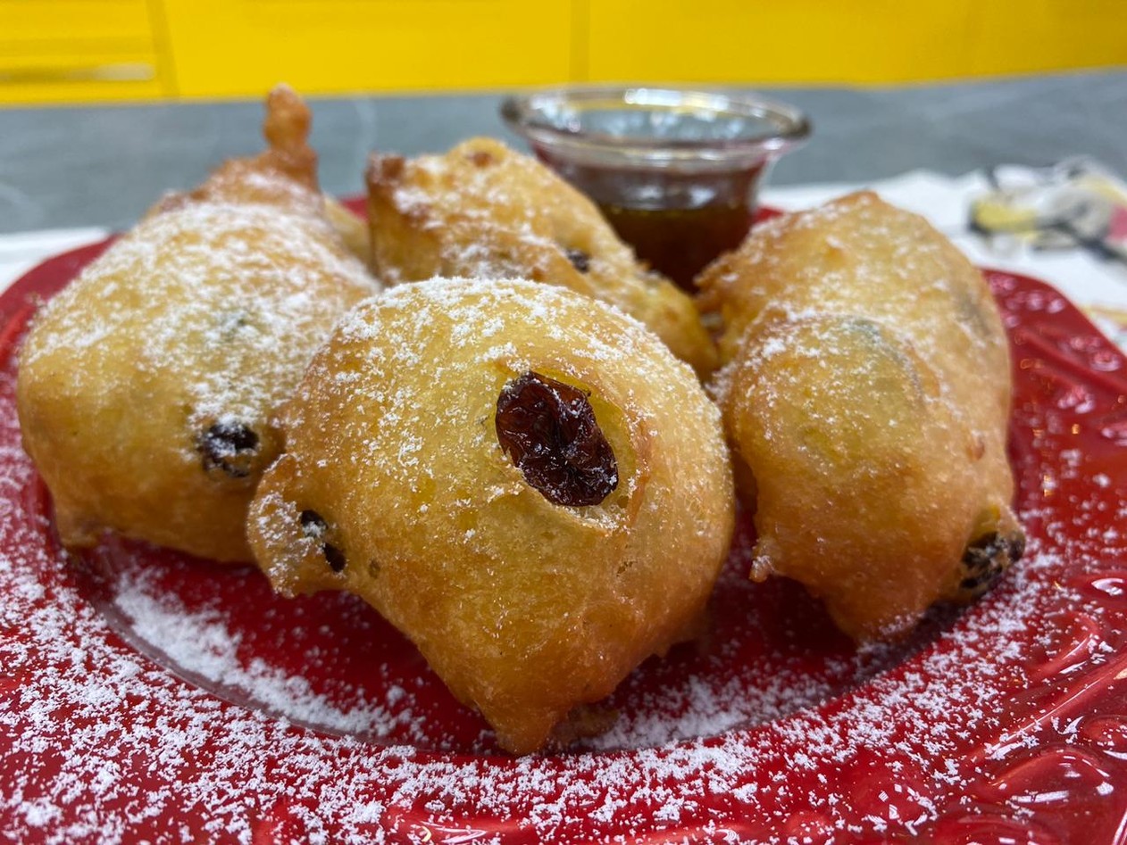 Bolinho de chuva com frutas cristalizadas natalina