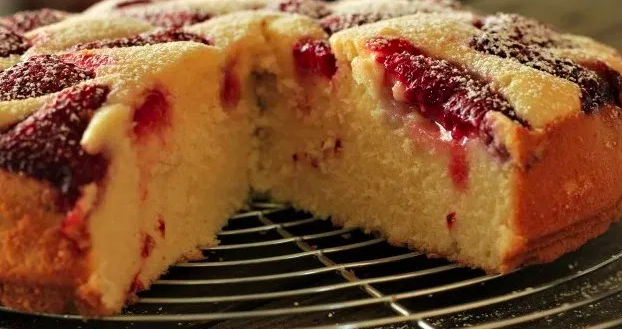 Bolo de morango com creme de limão