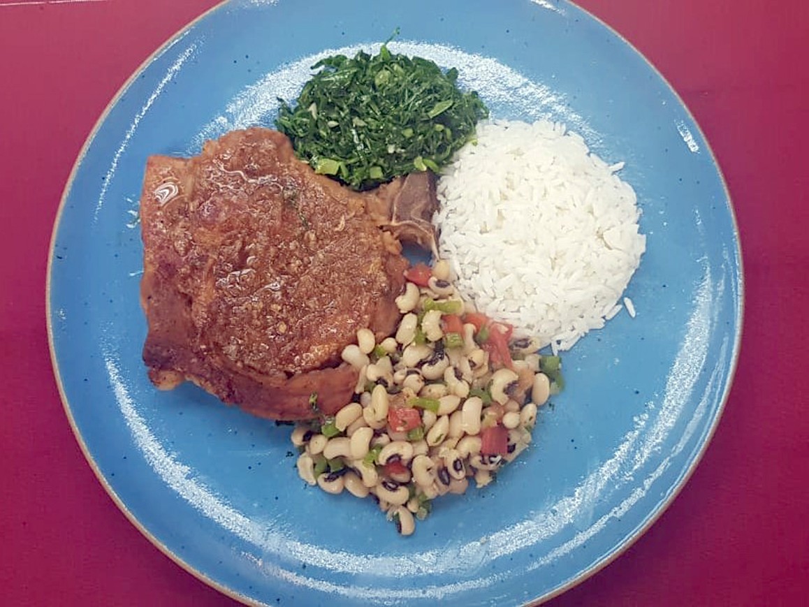 Carré de panela com salada de feijão-fradinho fácil