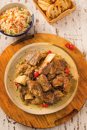 Costela na panela de pressão com arroz à grega simples