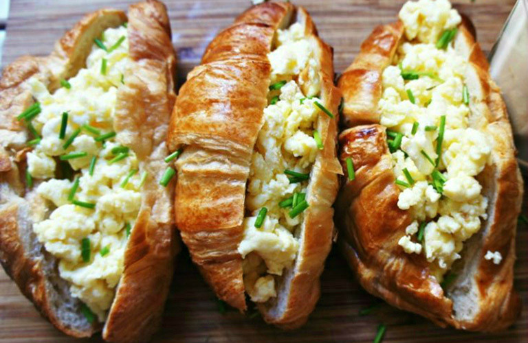 Croissant com queijo cheddar e ovos mexidos