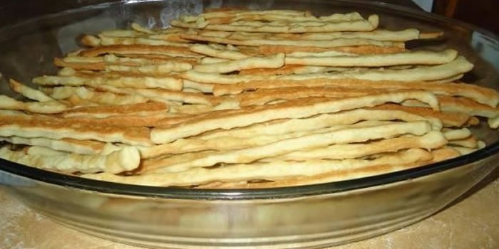 Grissinis de cebola e queijo caseiro