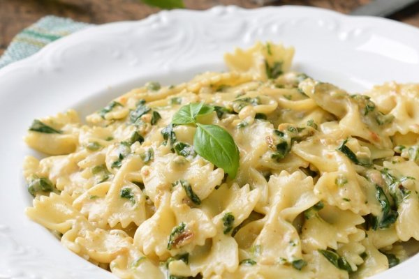 Macarrão com molho de queijo e ervas finas