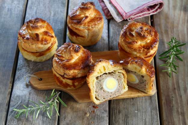 Mini tortas recheadas com carne e ovo de codorna