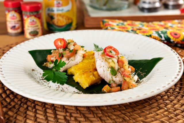 Pamonha de forno com peixe e salsa de tomate sensacional