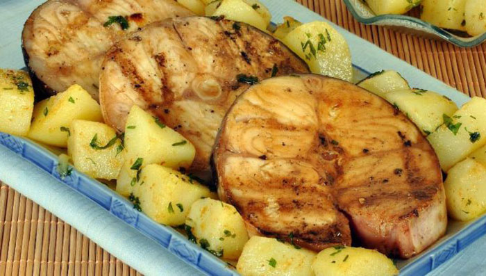 Peixe grelhado com batata uma delícia