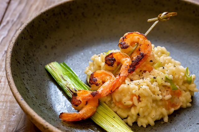 Risoto de camarão com alho-poró