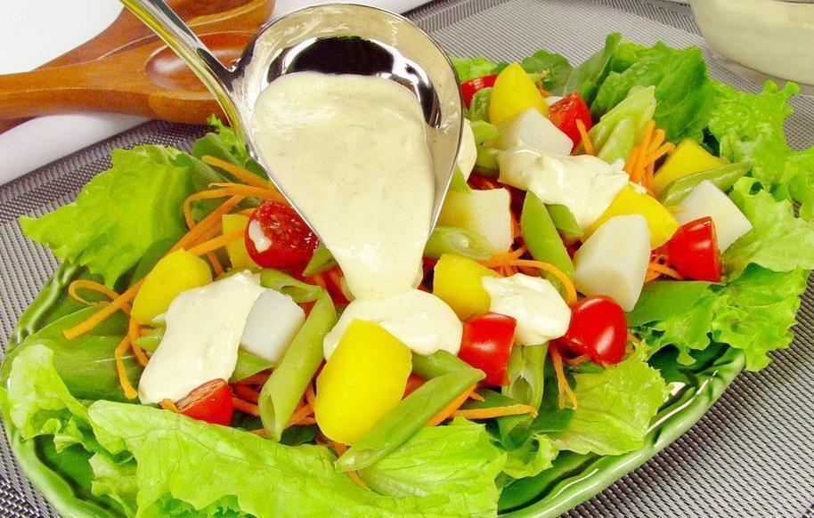 Salada com molho de queijo simples