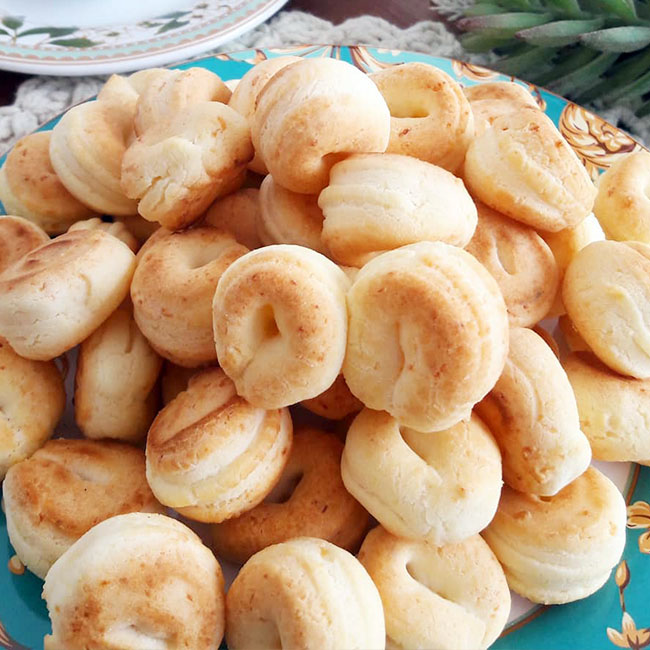 Biscoito de queijo assado com creme de leite