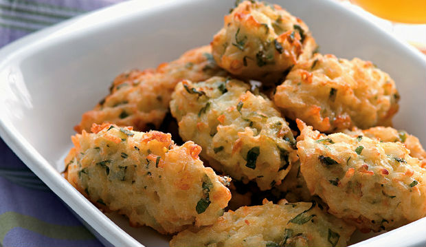 Bolinho de arroz integral fácil com espinafre