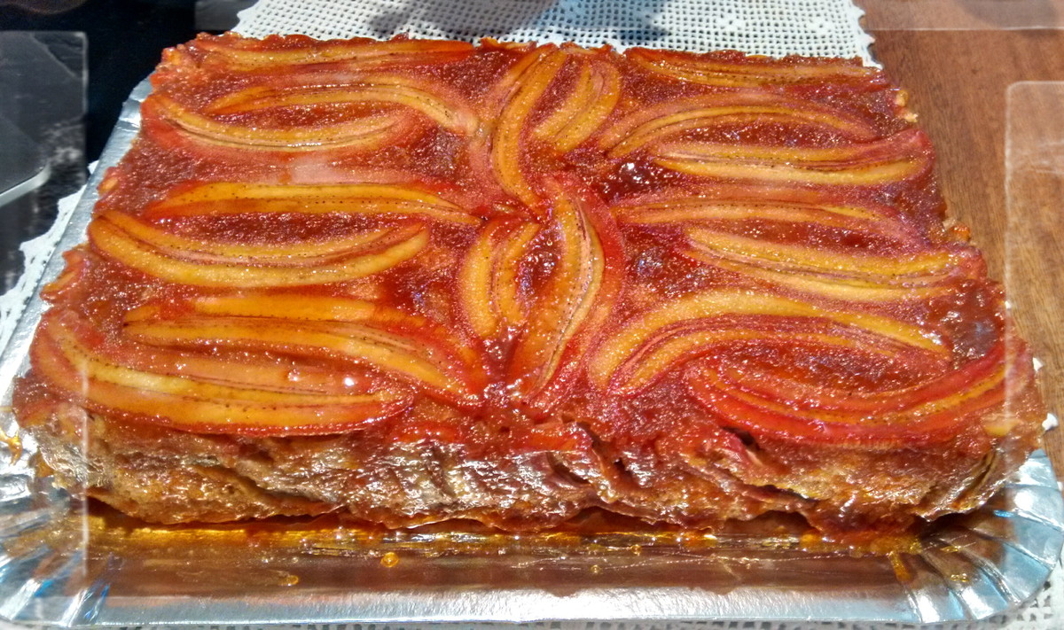 Bolo de banana com muito caramelo fácil demais