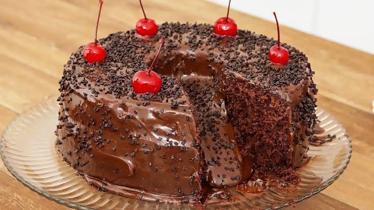 Bolo de chocolate de festa com cobertura simples que não vai ao fogo