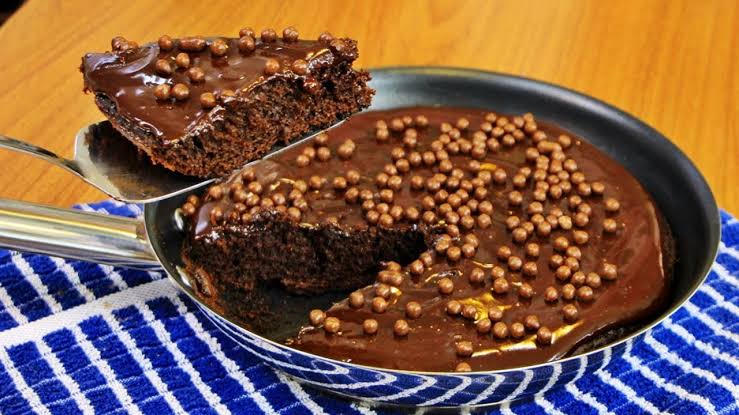 Bolo de chocolate de frigideira em 20 minutos