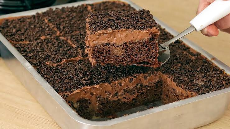 Bolo de chocolate de liquidificador fácil de fazer e molhadinho