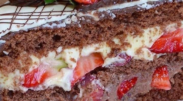 Bolo de chocolate dois recheios com morangos fácil e prático